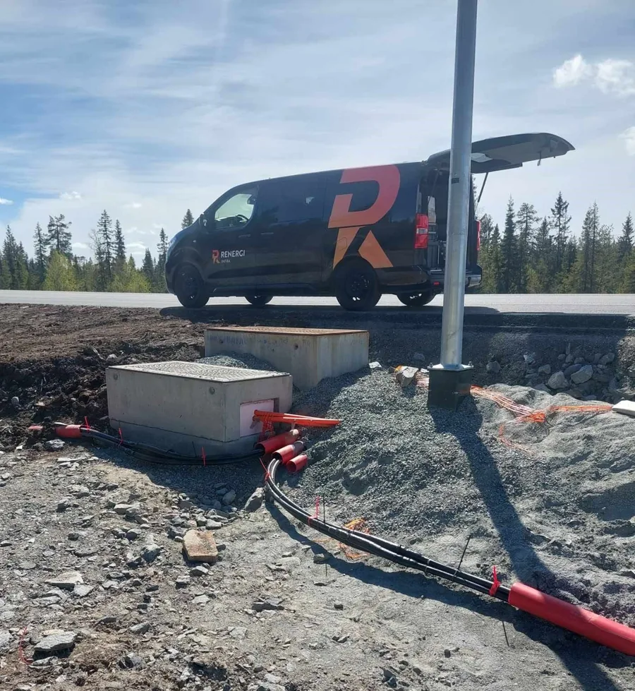 Fundament med kabler, med Renergis bil i bakgrunnen